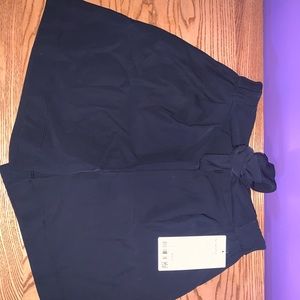 NWT Lululemon Noir Short 5.5” - size 8